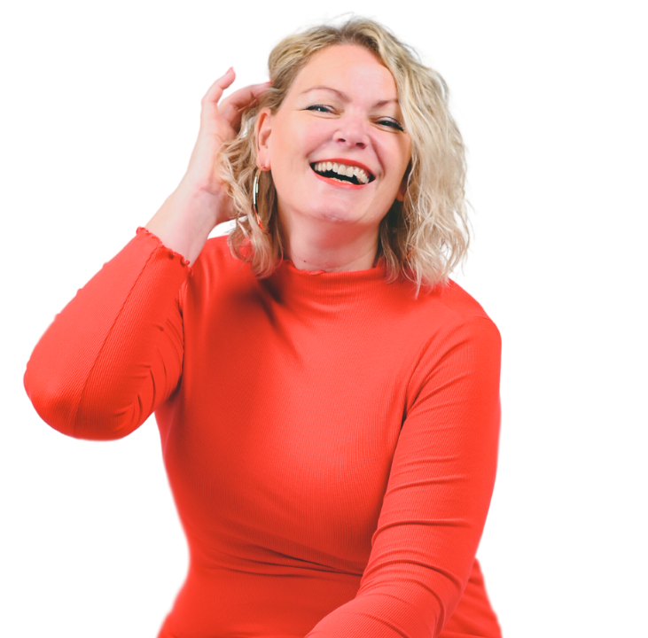 Jyotima Flak_onlinebusiness mentoring_rot_11 Jyotima flak steht lachend an einer Treppe, sie hilft coaches und therapeuten ein automatisiertes onlinebusiness mit Onlinekursen und passivem einkommen aufzubauen