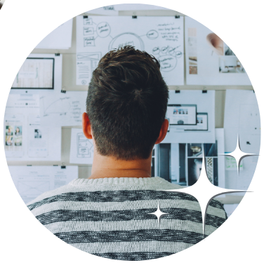 Onlinekurse erstellen und verkaufen automatisiert_bubble_3 Handy zeigt Jyotima flak stehend mit rotem Anzug, sie hilft coaches und therapeuten ein automatisiertes onlinebusiness mit Onlinekursen und passivem einkommen aufzubauen